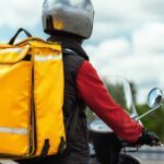 Motoboy pilotando sua moto, representando os ganhos e oportunidades da profissão